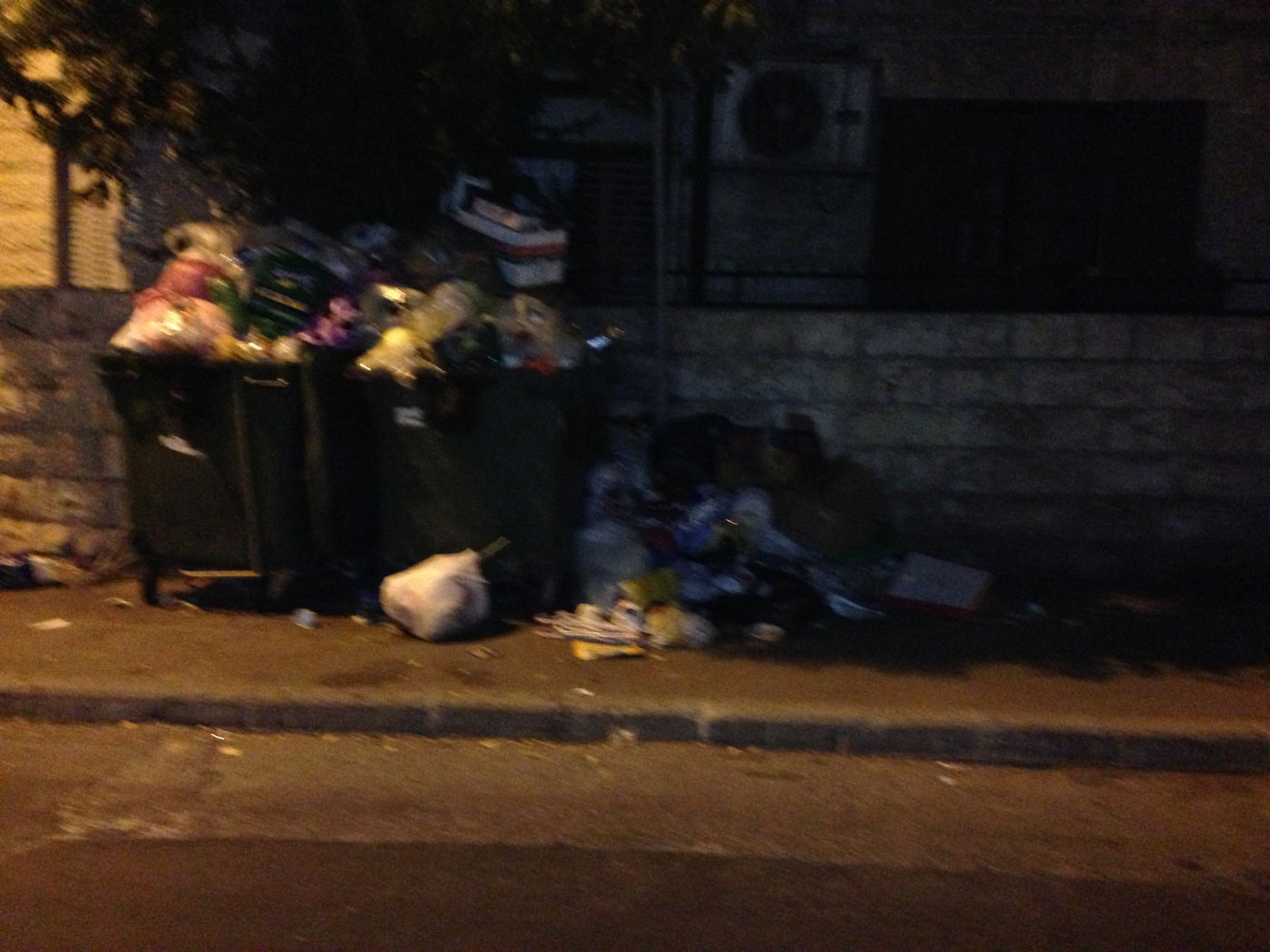 קטסטרופה בירושלים: רחובות השכונות החרדיות מלאים אשפה