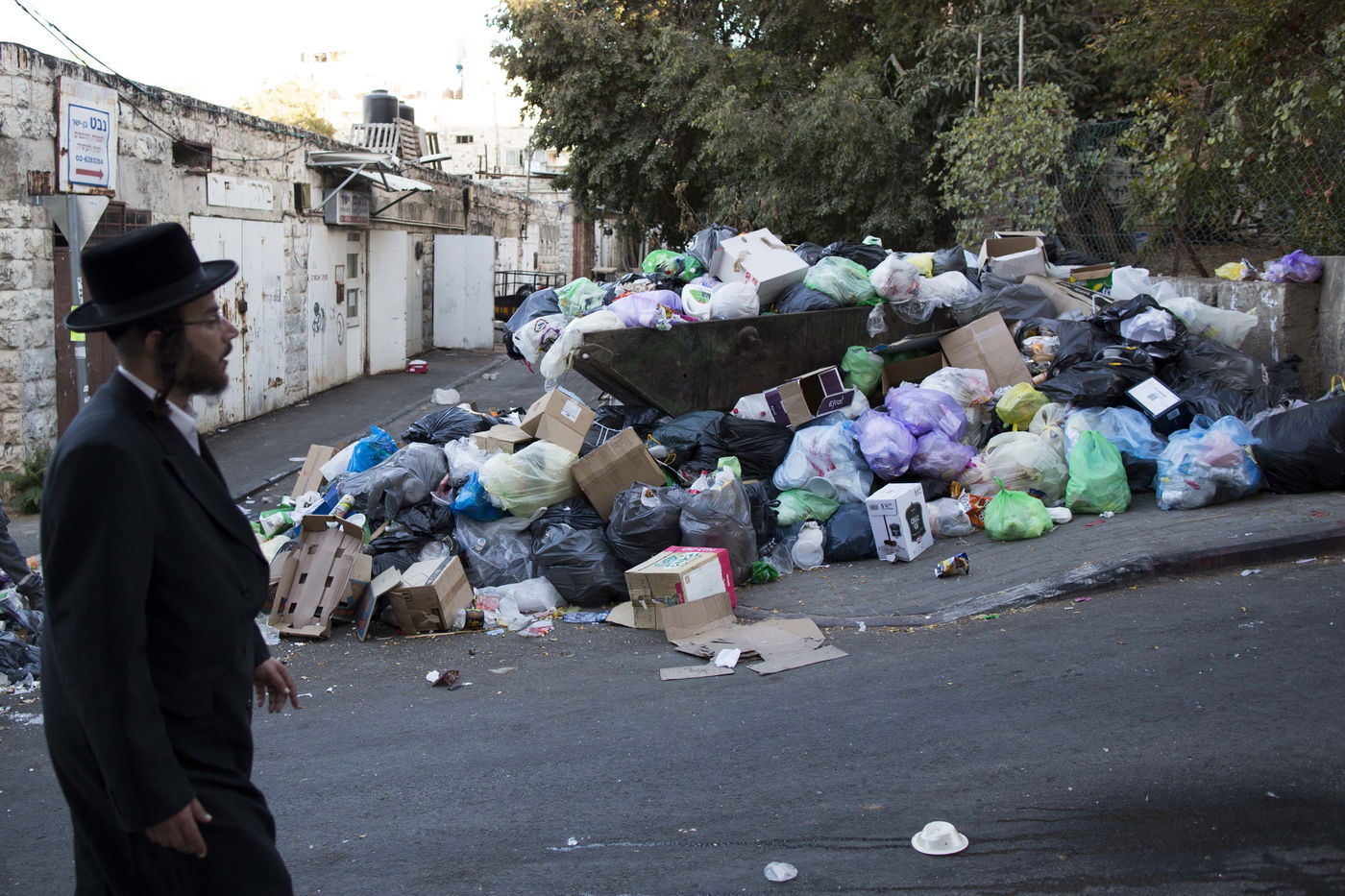 קטסטרופה בירושלים: רחובות השכונות החרדיות מלאים אשפה