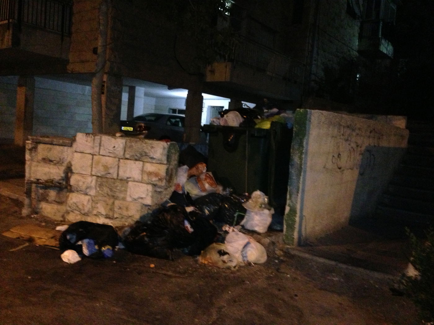 קטסטרופה בירושלים: רחובות השכונות החרדיות מלאים אשפה