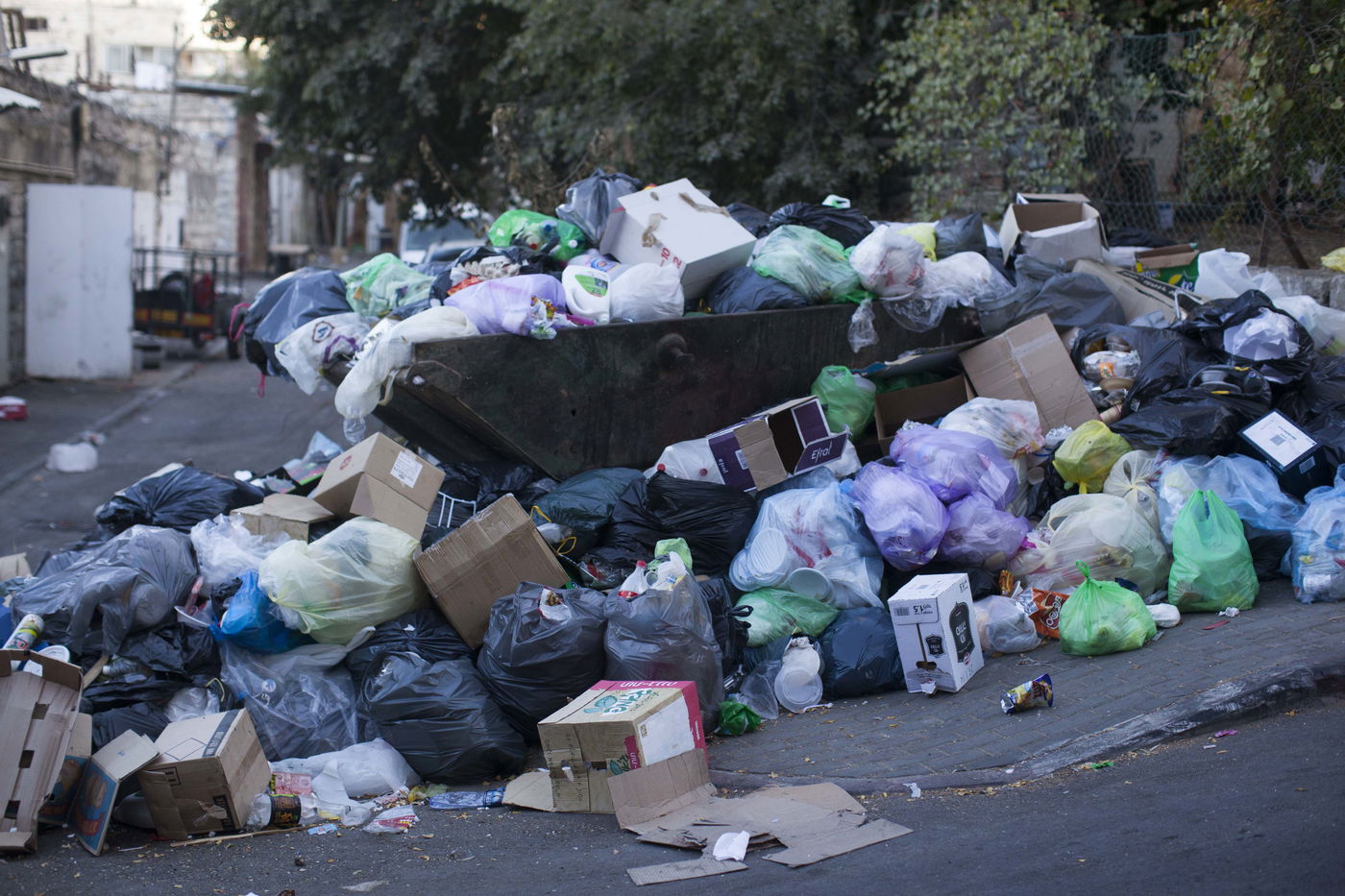 קטסטרופה בירושלים: רחובות השכונות החרדיות מלאים אשפה
