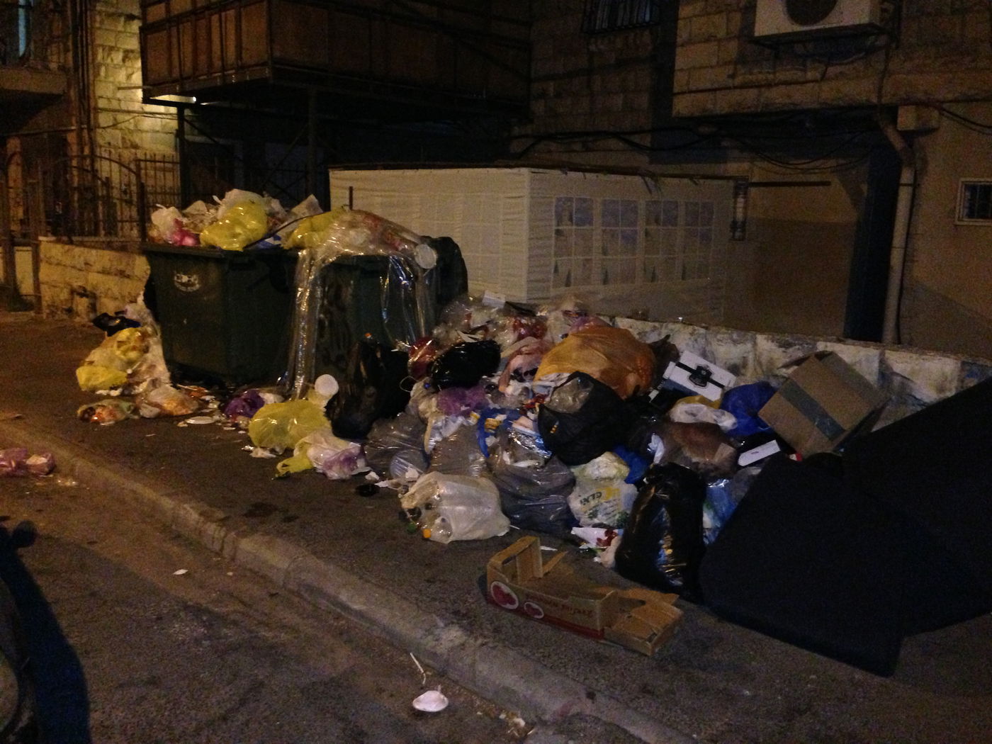 קטסטרופה בירושלים: רחובות השכונות החרדיות מלאים אשפה