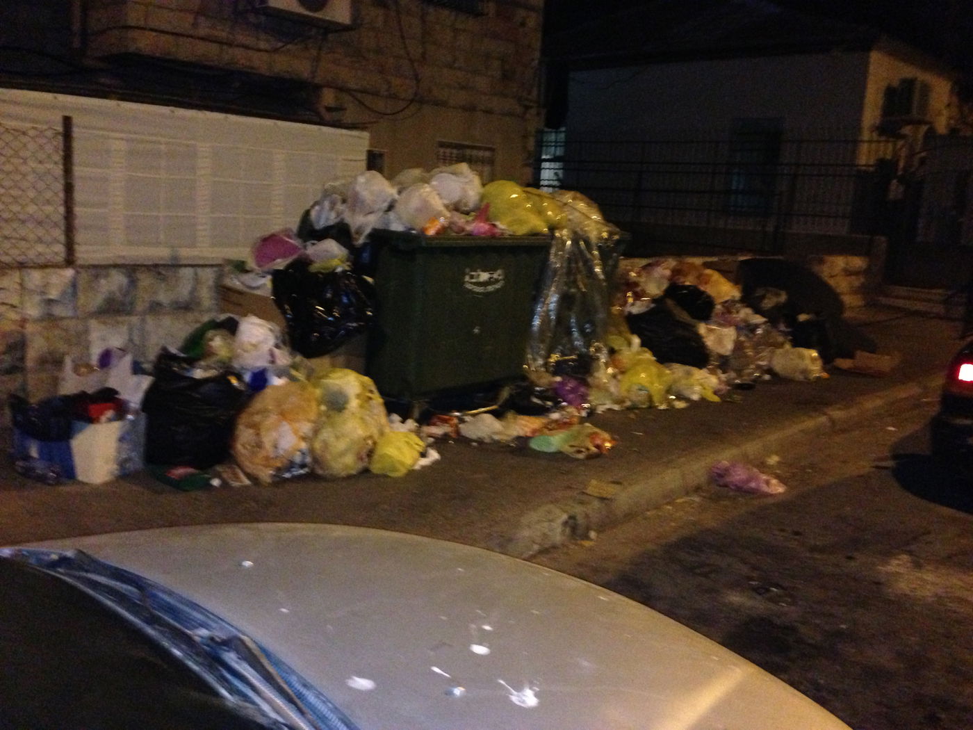 קטסטרופה בירושלים: רחובות השכונות החרדיות מלאים אשפה