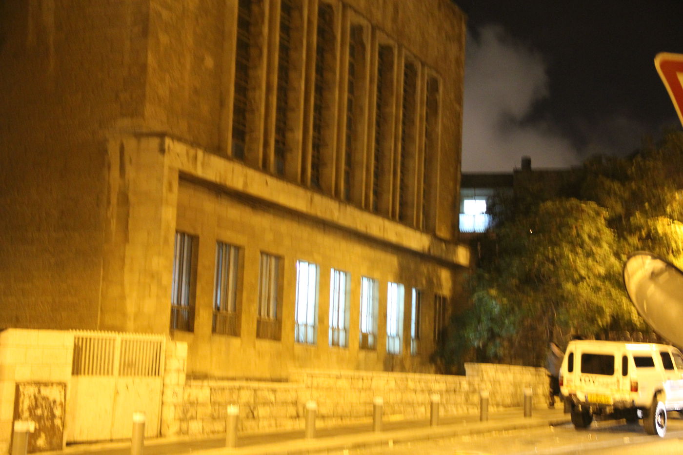 בחורי פורת יוסף הזיזו את המכולה שעמדה מול בית המדרש שלהם