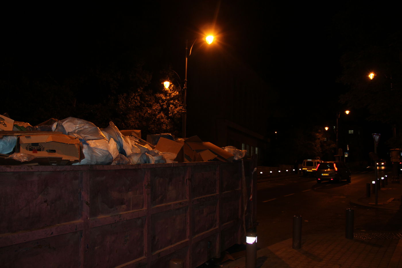 קטסטרופה בירושלים: רחובות השכונות החרדיות מלאים אשפה