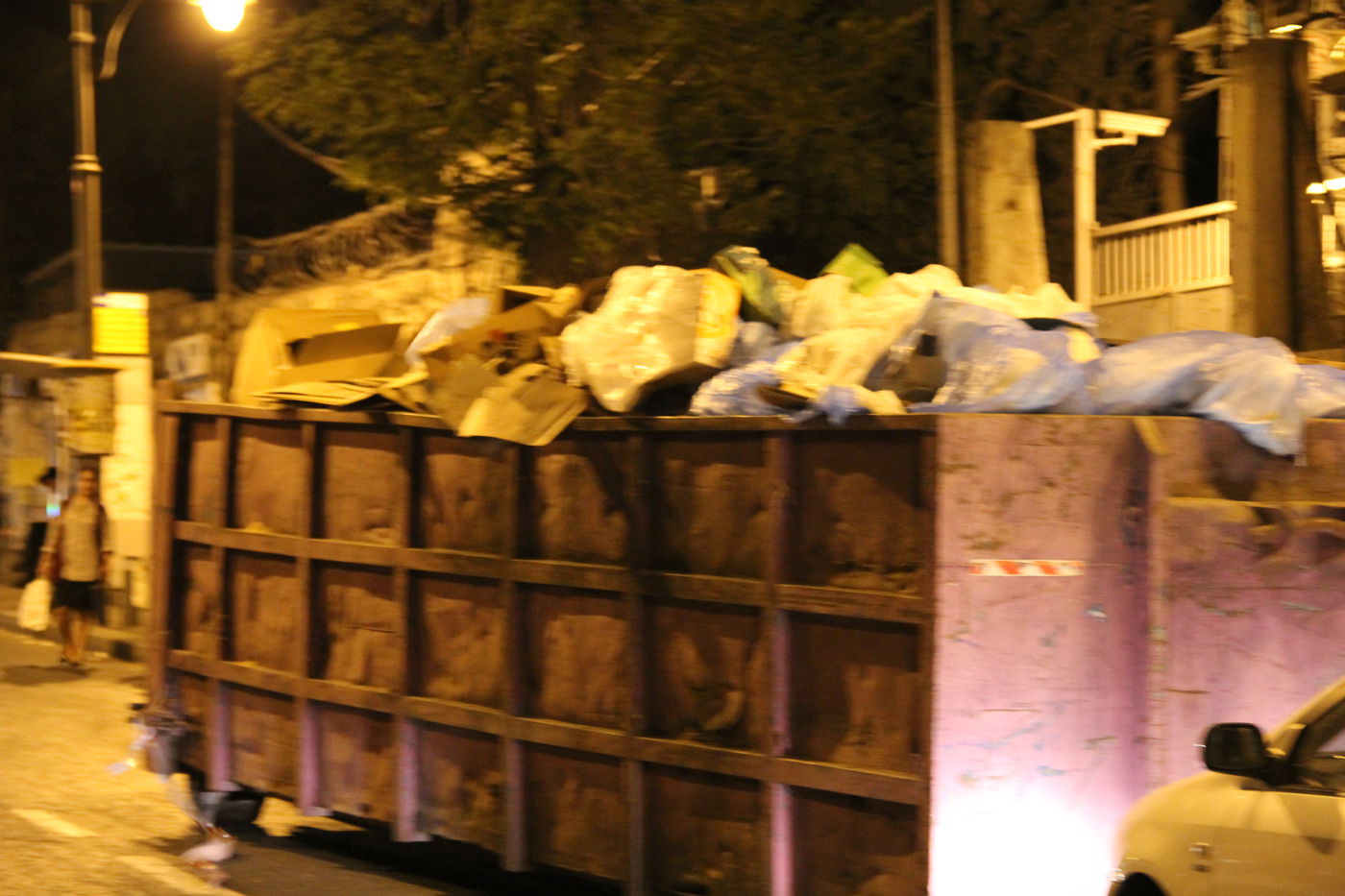 קטסטרופה בירושלים: רחובות השכונות החרדיות מלאים אשפה