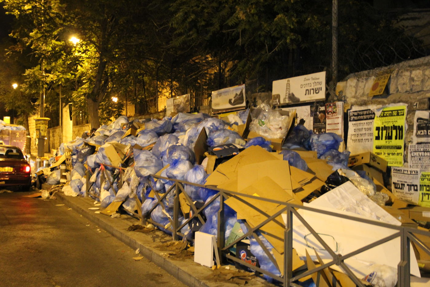קטסטרופה בירושלים: רחובות השכונות החרדיות מלאים אשפה