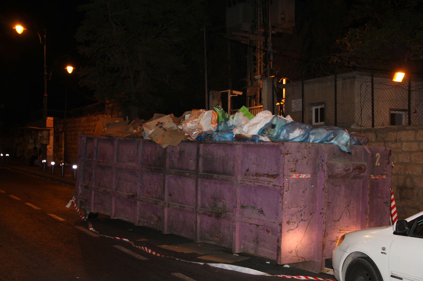 קטסטרופה בירושלים: רחובות השכונות החרדיות מלאים אשפה
