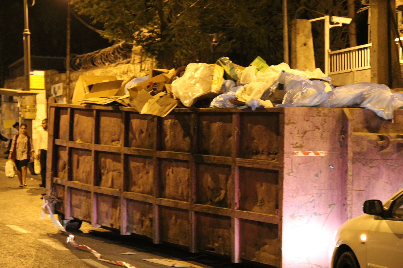 קטסטרופה בירושלים: רחובות השכונות החרדיות מלאים אשפה
