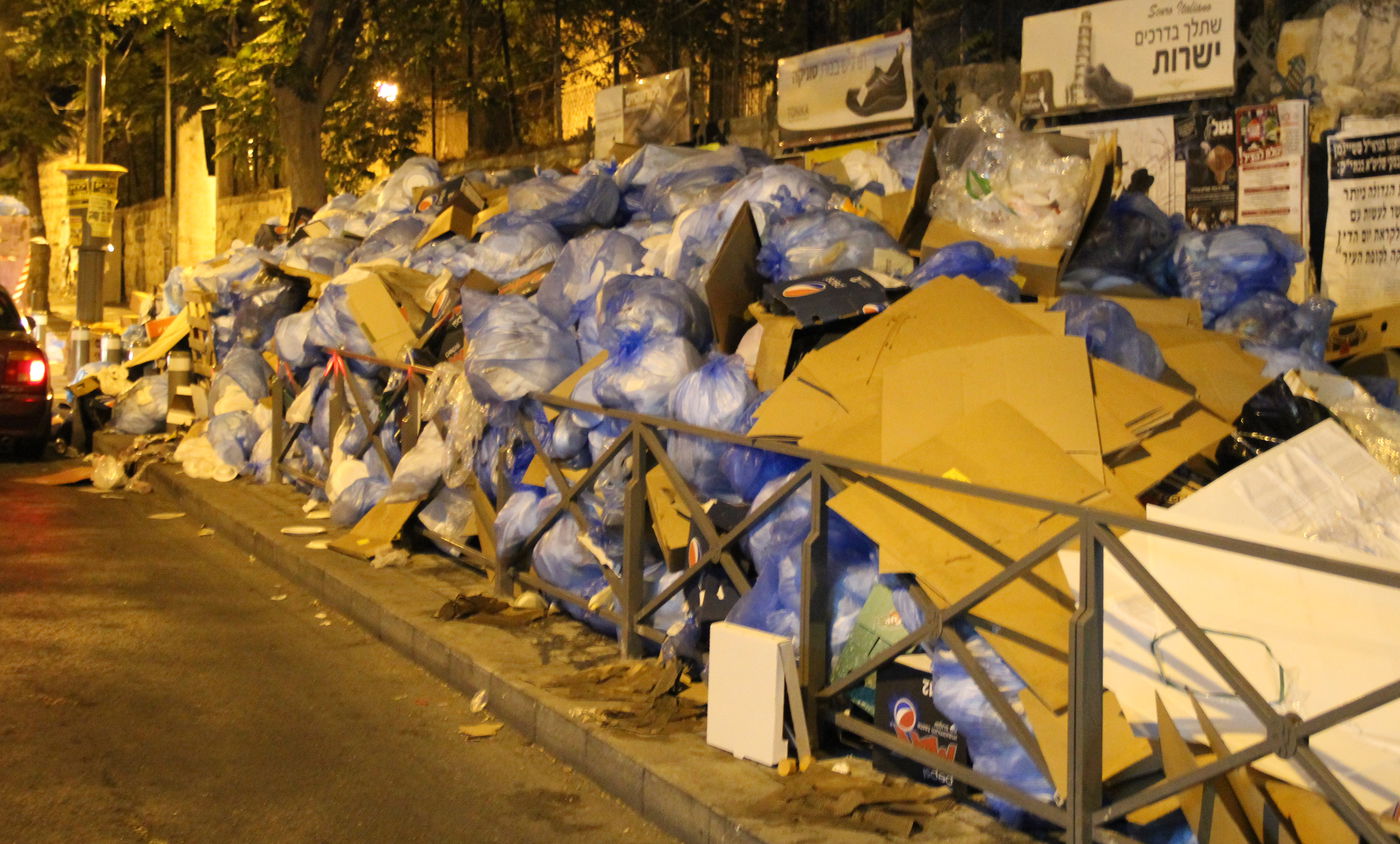קטסטרופה בירושלים: רחובות השכונות החרדיות מלאים אשפה