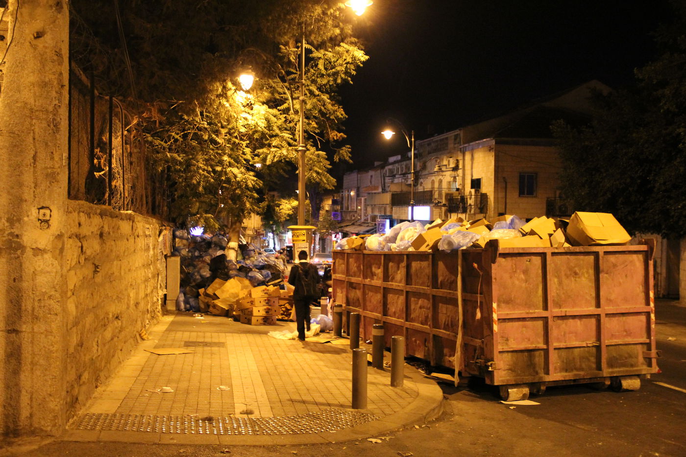 קטסטרופה בירושלים: רחובות השכונות החרדיות מלאים אשפה