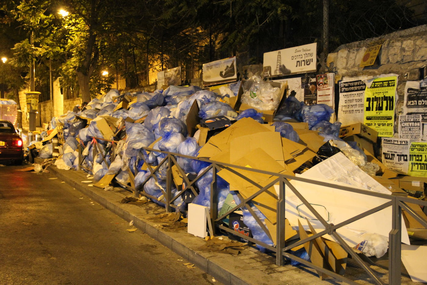 קטסטרופה בירושלים: רחובות השכונות החרדיות מלאים אשפה