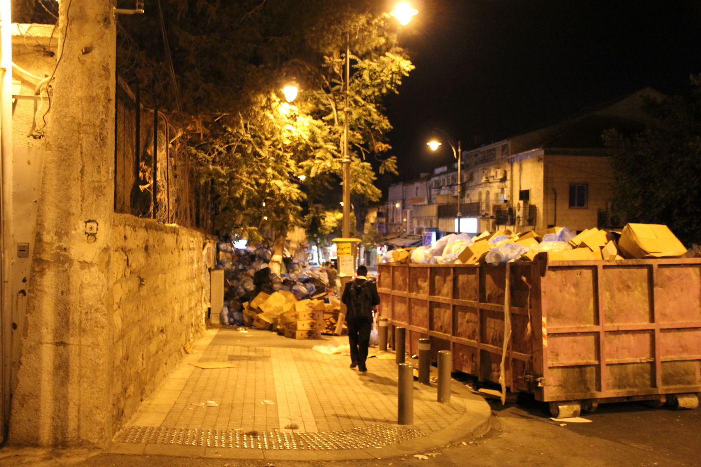 קטסטרופה בירושלים: רחובות השכונות החרדיות מלאים אשפה