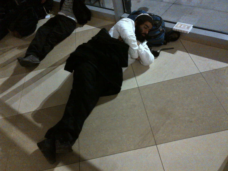 הנוסעים ממתינים בטרמינל