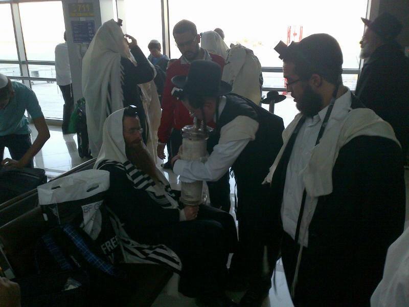 תפילת שחרית בטרמינל בקייב היום בבוקר