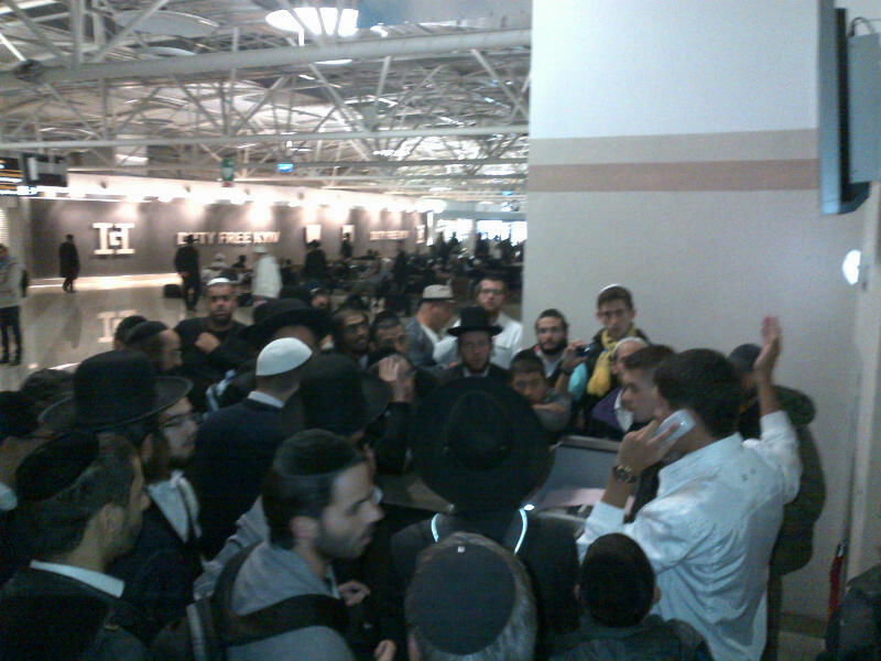 ההמונים מתגודדים סביב החדר בו עצור האברך