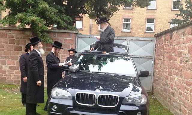 האדמו"ר בגג הרכב