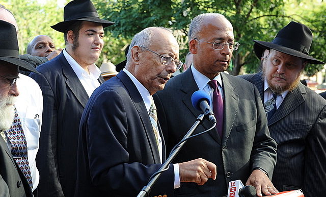 תומפסון במסיבת העיתונאים המאולתרת