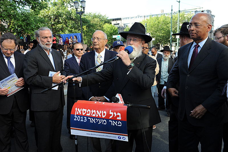 הבחירות בניו יורק: ביל תומפסון מחזר אחר קולות החב"דניקים