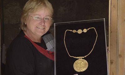 הד"ר מזר עם הממצא החדש