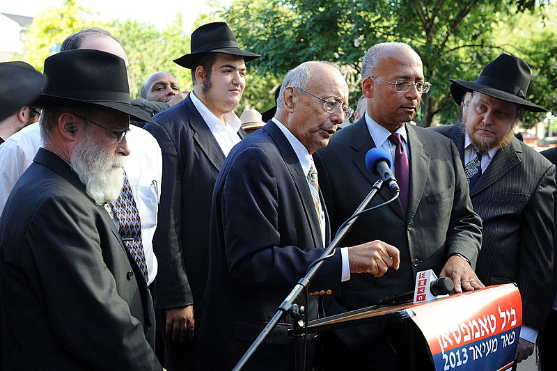 הבחירות בניו יורק: ביל תומפסון מחזר אחר קולות החב"דניקים