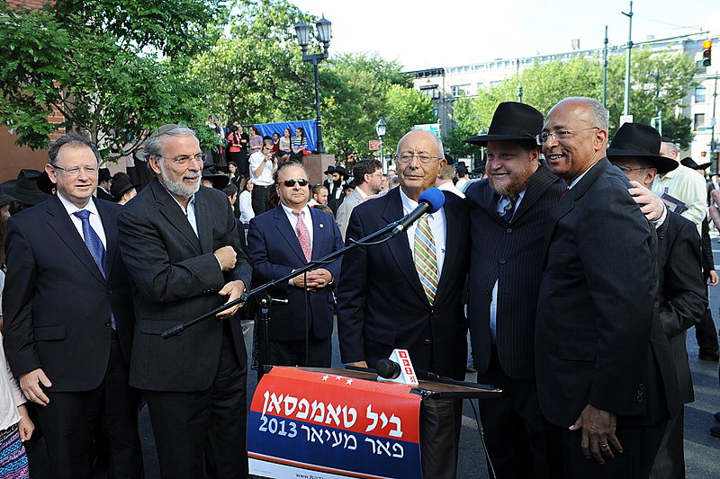 הבחירות בניו יורק: ביל תומפסון מחזר אחר קולות החב"דניקים