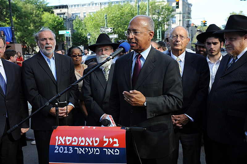 הבחירות בניו יורק: ביל תומפסון מחזר אחר קולות החב"דניקים