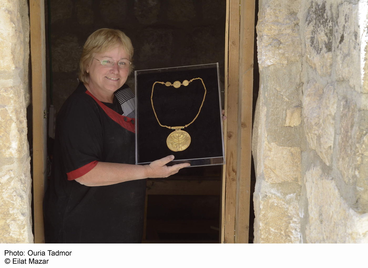 מדליון מזהב ועליו דגם רקוע של מנורת המקדש נמצא בחפירות בהר הבית