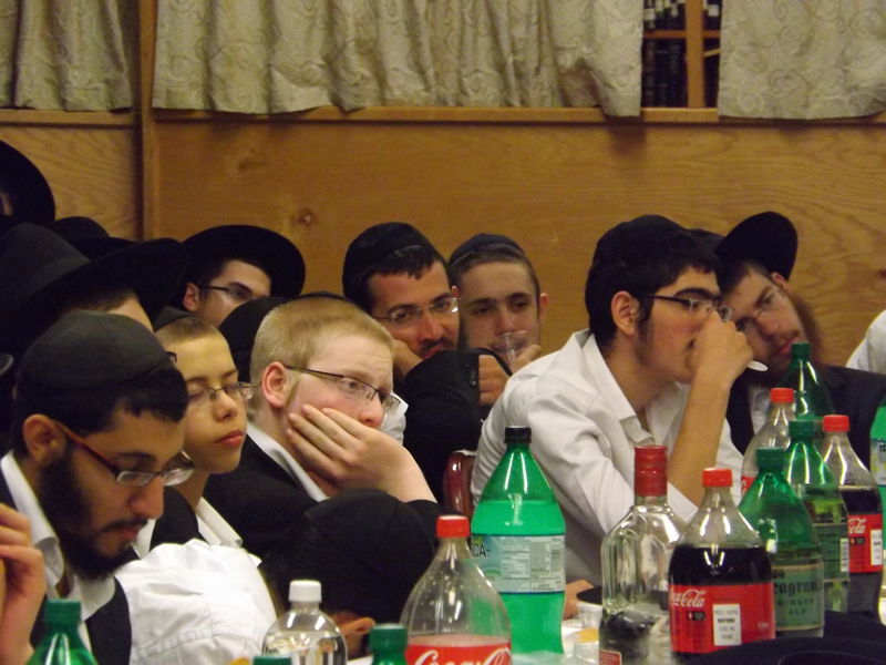 אומן של ניו יורק: אלפי בחורי ישיבות חב"ד שוהים "אצל הרבי"