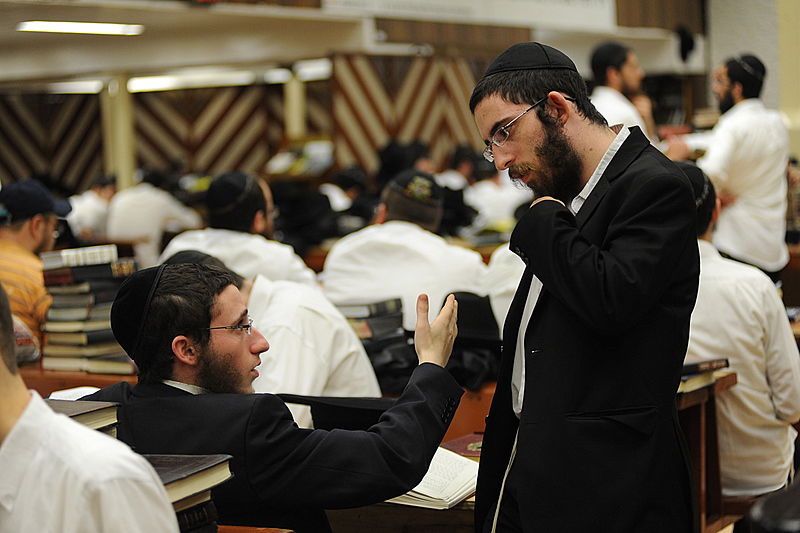 אומן של ניו יורק: אלפי בחורי ישיבות חב"ד שוהים "אצל הרבי"