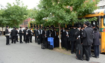 אומן של ניו יורק: אלפי בחורי ישיבות חב"ד שוהים "אצל הרבי"