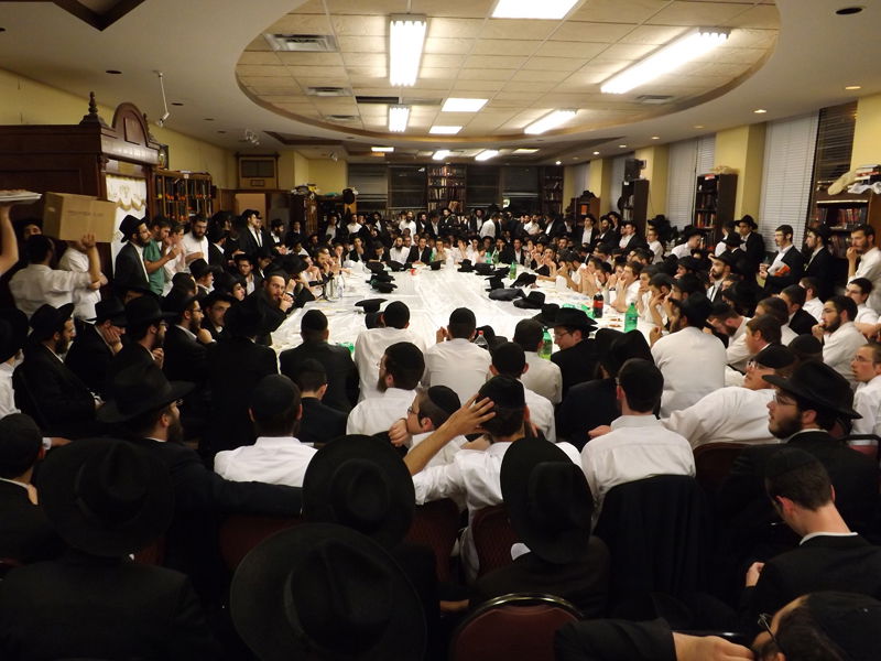 אומן של ניו יורק: אלפי בחורי ישיבות חב"ד שוהים "אצל הרבי"