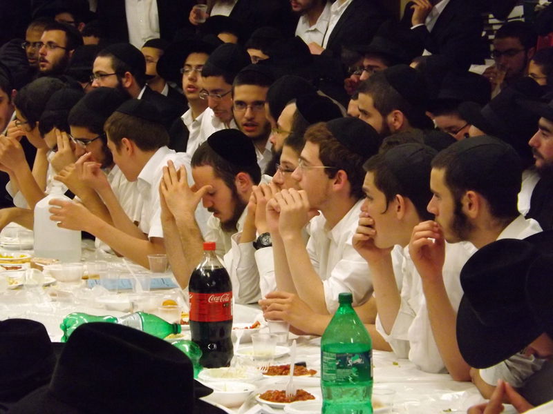 אומן של ניו יורק: אלפי בחורי ישיבות חב"ד שוהים "אצל הרבי"