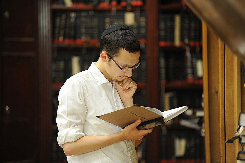 אומן של ניו יורק: אלפי בחורי ישיבות חב"ד שוהים "אצל הרבי"