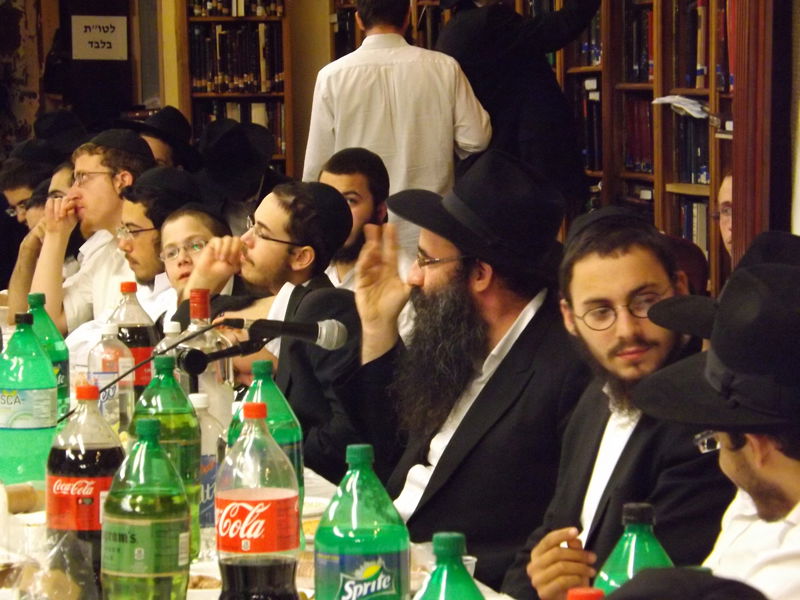 אומן של ניו יורק: אלפי בחורי ישיבות חב"ד שוהים "אצל הרבי"