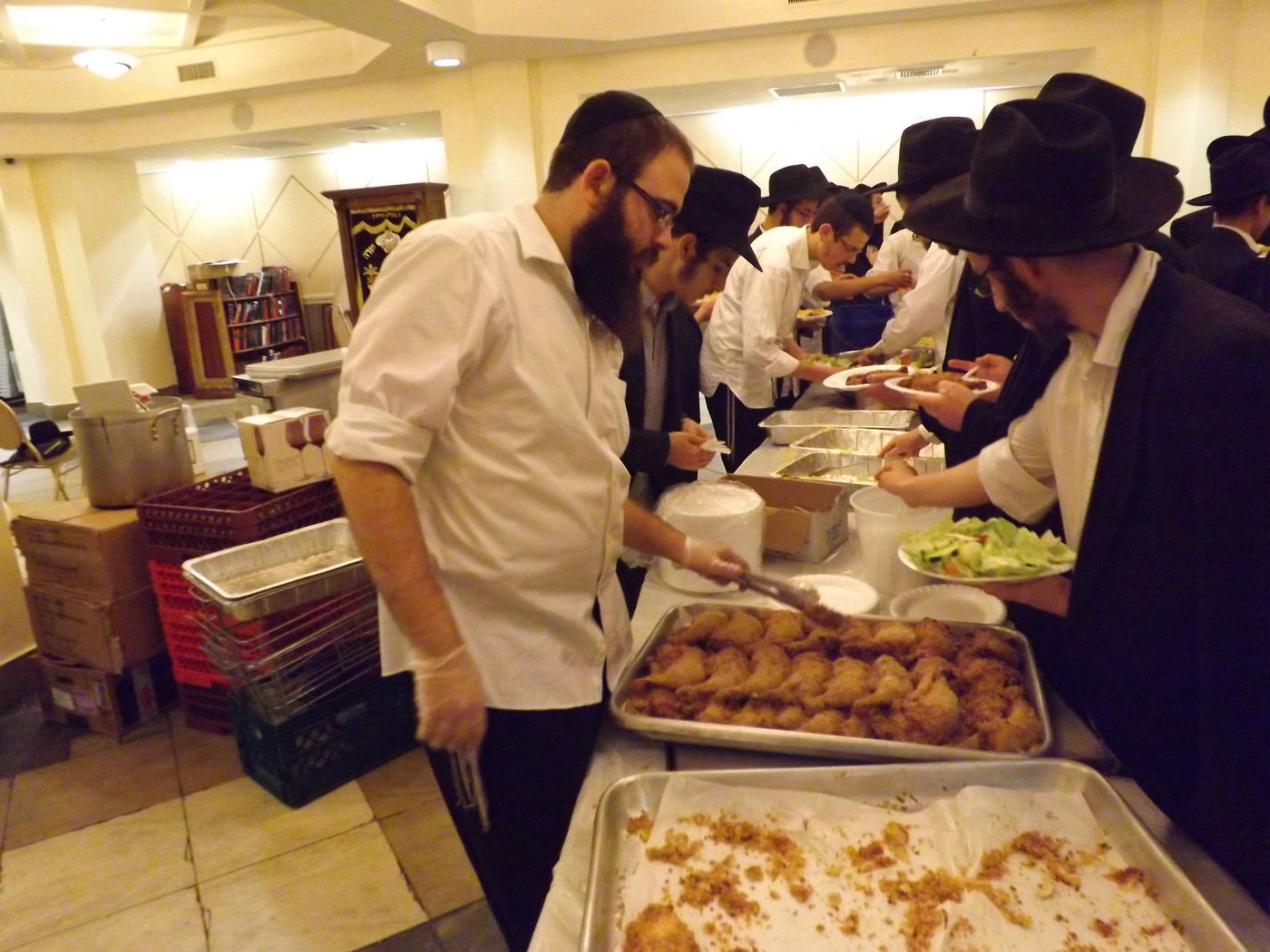 אומן של ניו יורק: אלפי בחורי ישיבות חב"ד שוהים "אצל הרבי"