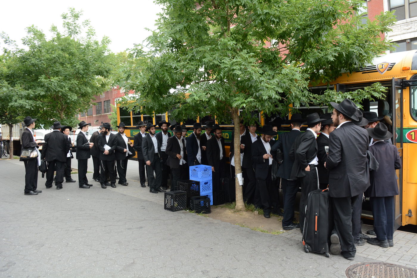 אומן של ניו יורק: אלפי בחורי ישיבות חב"ד שוהים "אצל הרבי"