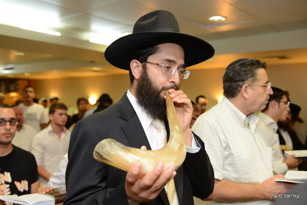 צפו: קובי פרץ והרב שמואלי בסליחות