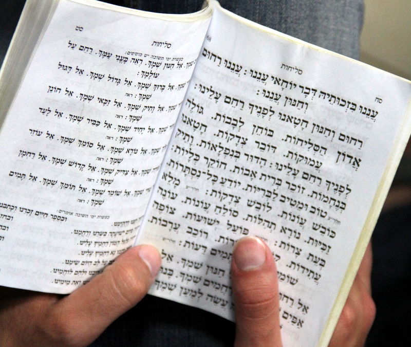 הרב אלבז בסליחות: 'מי שמקצץ יש לו שריטה'