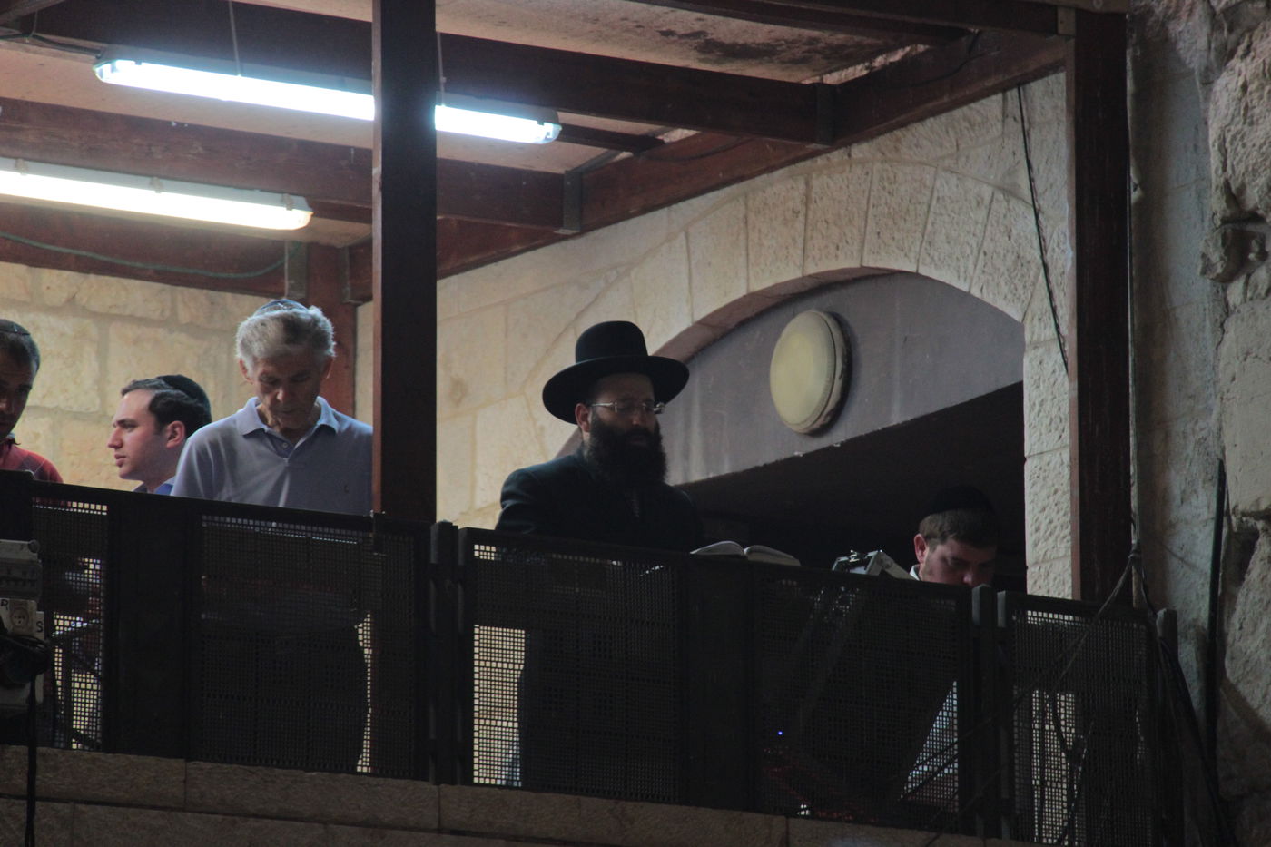 אַדִּירֵי אֲיֻמָּה, יַאְדִּירוּ: רבבות בכותל