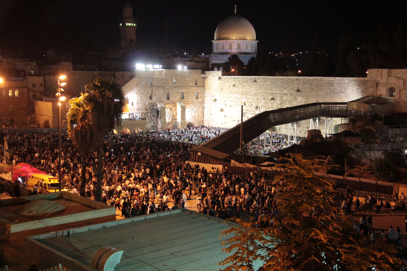 אַדִּירֵי אֲיֻמָּה, יַאְדִּירוּ: רבבות בכותל