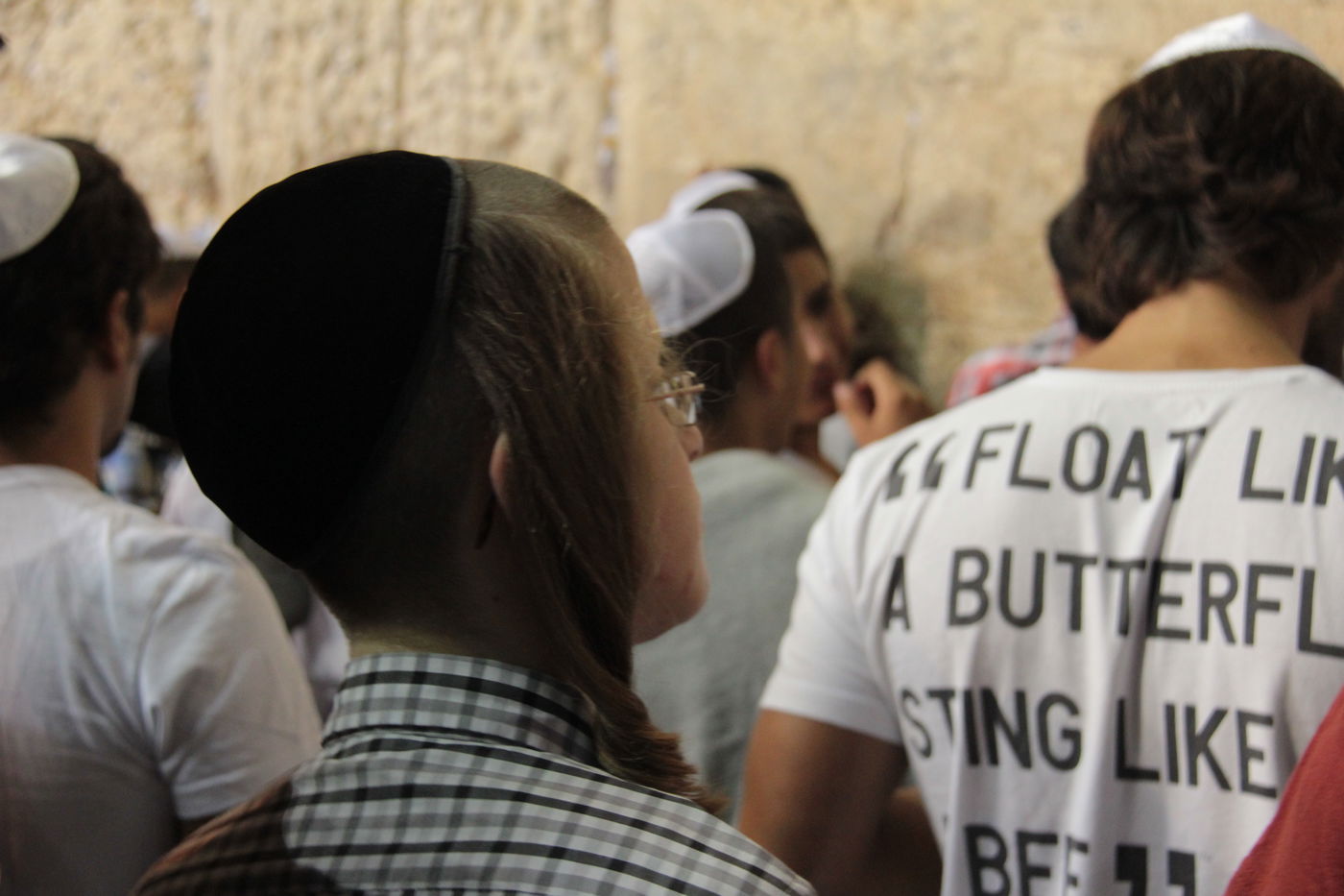 אַדִּירֵי אֲיֻמָּה, יַאְדִּירוּ: רבבות בכותל