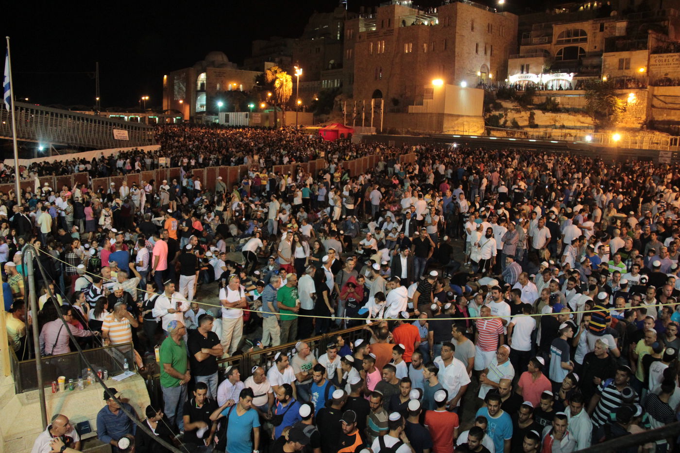 אַדִּירֵי אֲיֻמָּה, יַאְדִּירוּ: רבבות בכותל