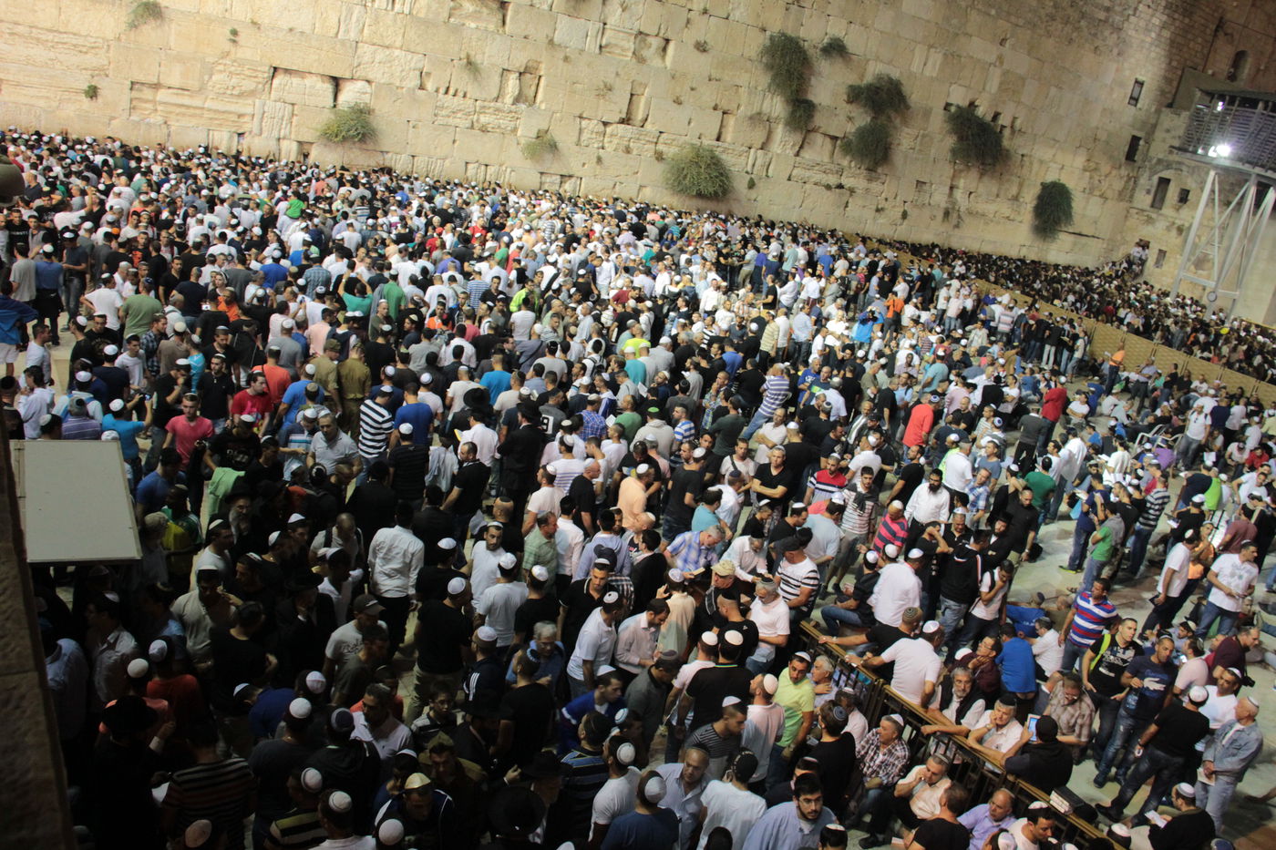 אַדִּירֵי אֲיֻמָּה, יַאְדִּירוּ: רבבות בכותל