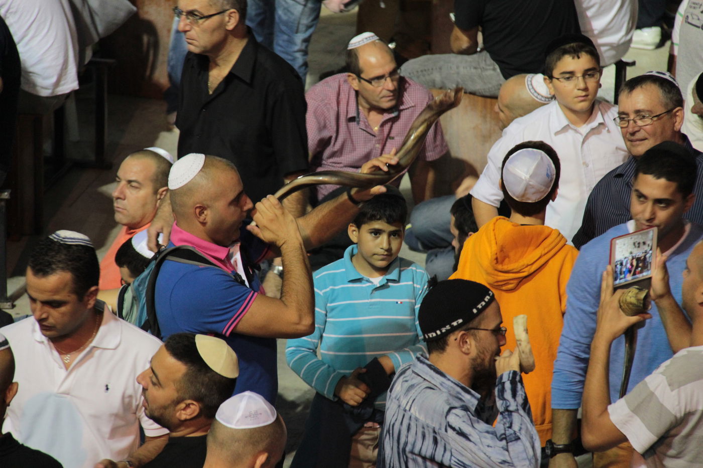 אַדִּירֵי אֲיֻמָּה, יַאְדִּירוּ: רבבות בכותל