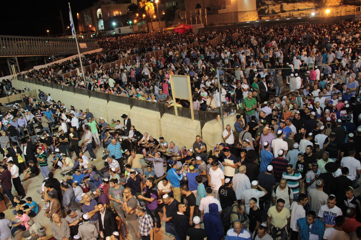 אַדִּירֵי אֲיֻמָּה, יַאְדִּירוּ: רבבות בכותל