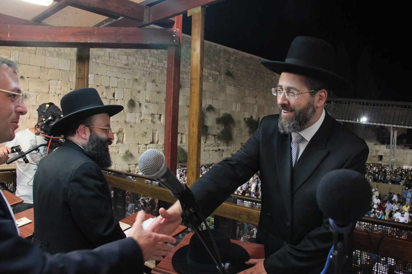 אַדִּירֵי אֲיֻמָּה, יַאְדִּירוּ: רבבות בכותל