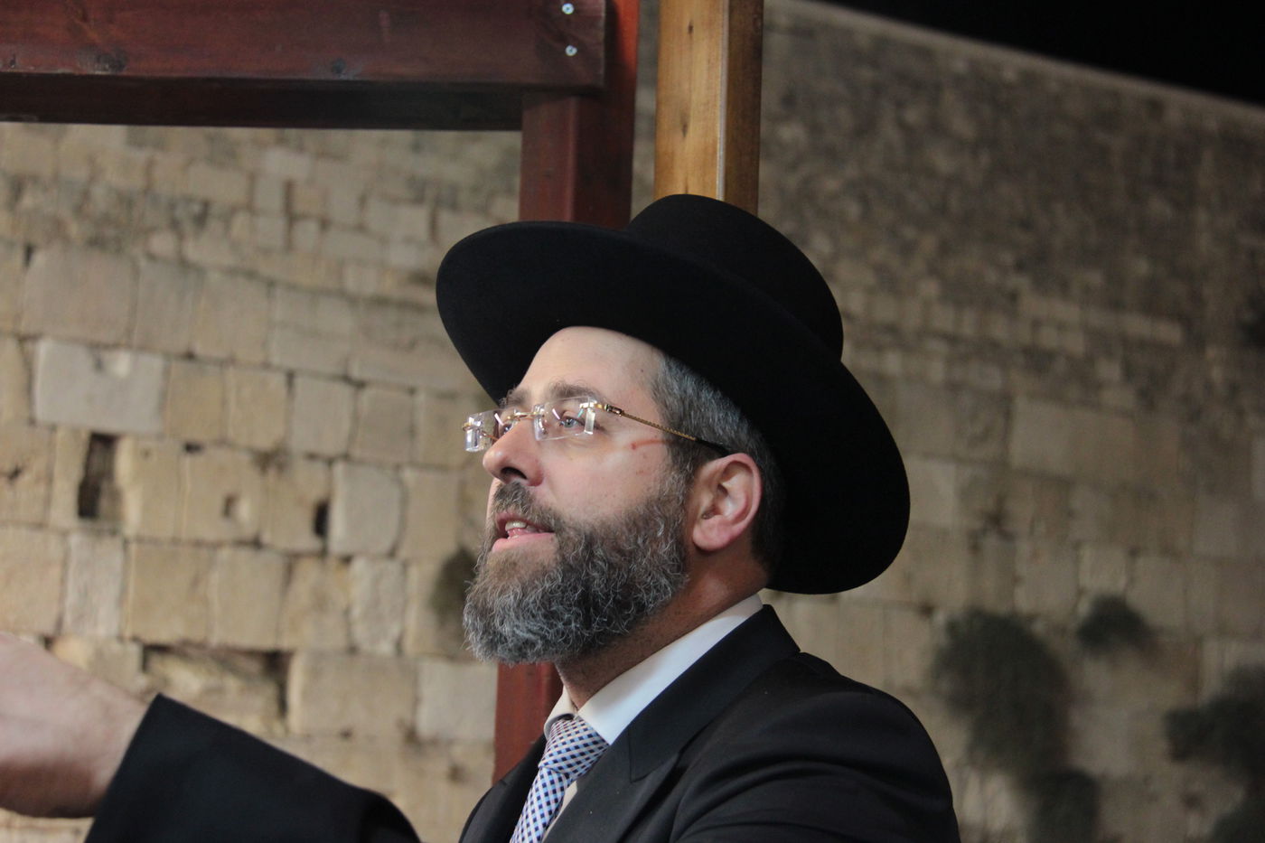 אַדִּירֵי אֲיֻמָּה, יַאְדִּירוּ: רבבות בכותל