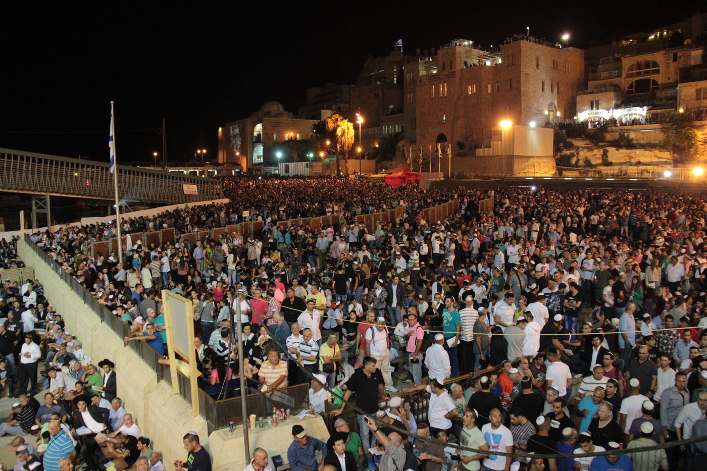 אַדִּירֵי אֲיֻמָּה, יַאְדִּירוּ: רבבות בכותל