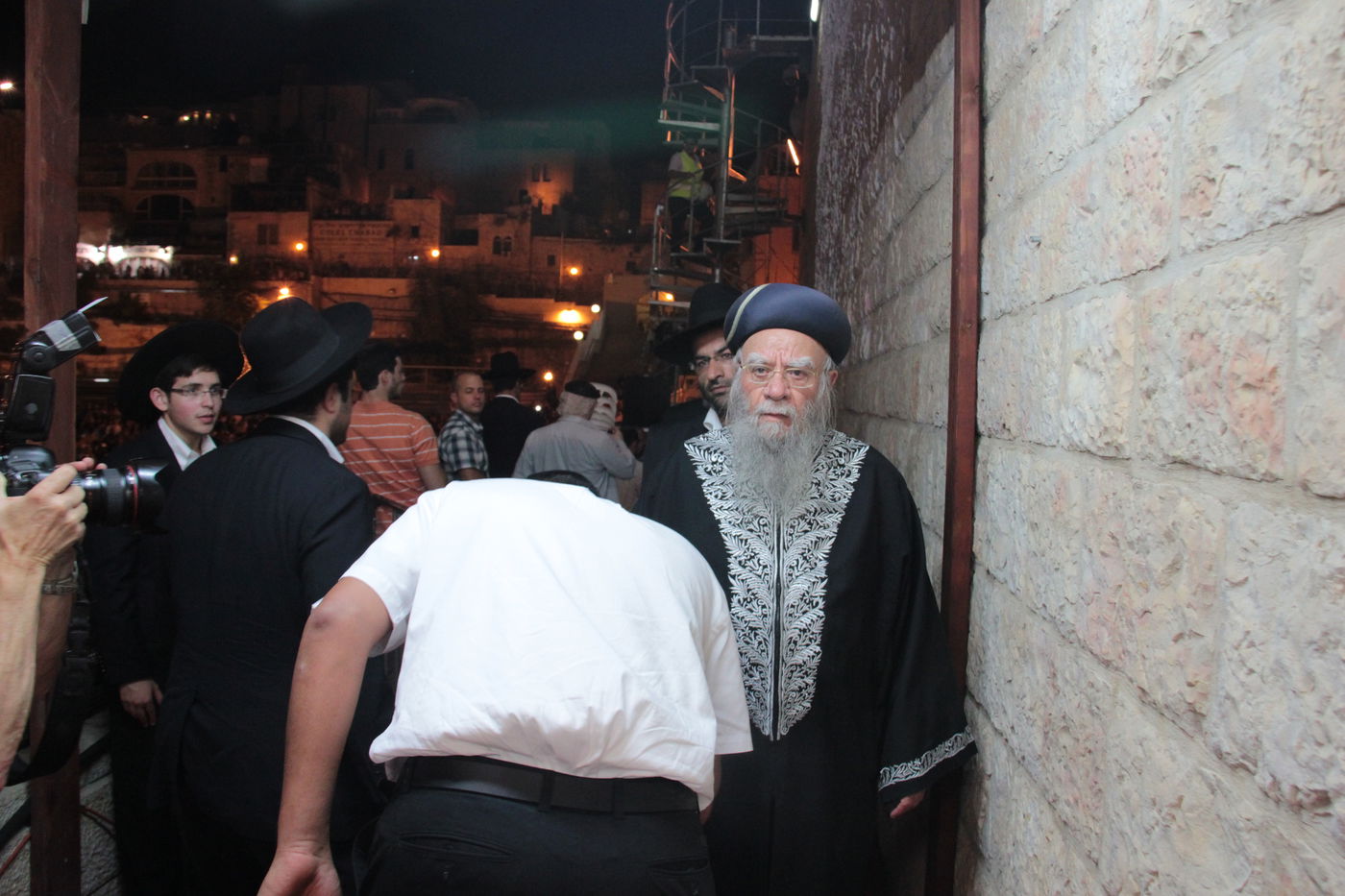 אַדִּירֵי אֲיֻמָּה, יַאְדִּירוּ: רבבות בכותל