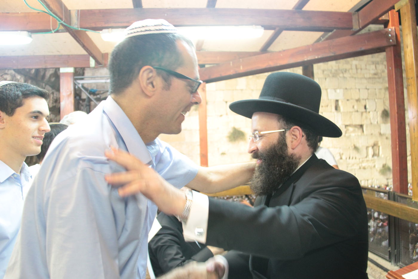 אַדִּירֵי אֲיֻמָּה, יַאְדִּירוּ: רבבות בכותל